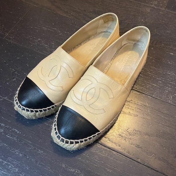 Chanel CC Cap Toe Espadrilles Beige & Black Lambskin Leather Size 38 shoe flat - Picture 1 of 15